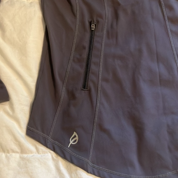 Ptula Running Pullover. - Picture 5 of 6